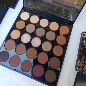 💜SOLD 💜Morphe 25B